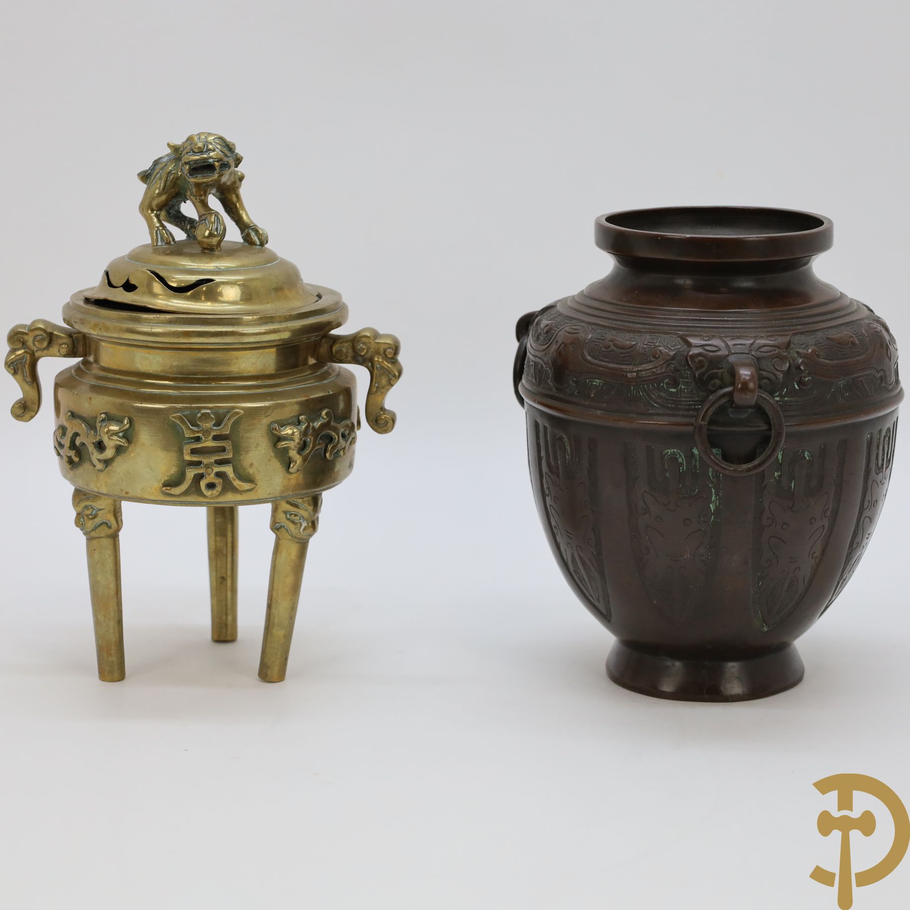 Bronzen Aziatische brule parfum met fo hond en Chinese tekens bezet + Bronzen vaas met 3 ringen en versierd met ranken