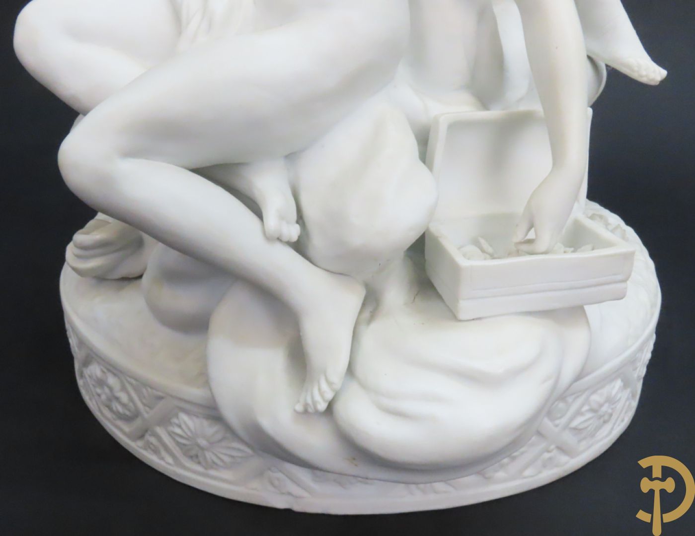 Porseleinen sierbeeld met 4 naakte dames en cupido bezet met bloemenkransen, Sèvres gemerkt