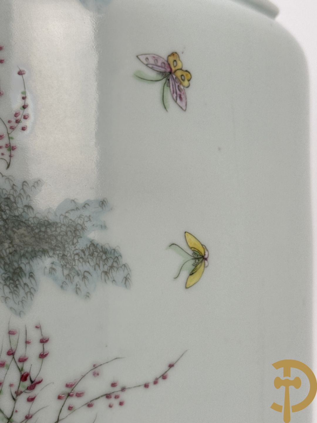 Paar Chinese porseleinen vazen met decor van dames in landschap