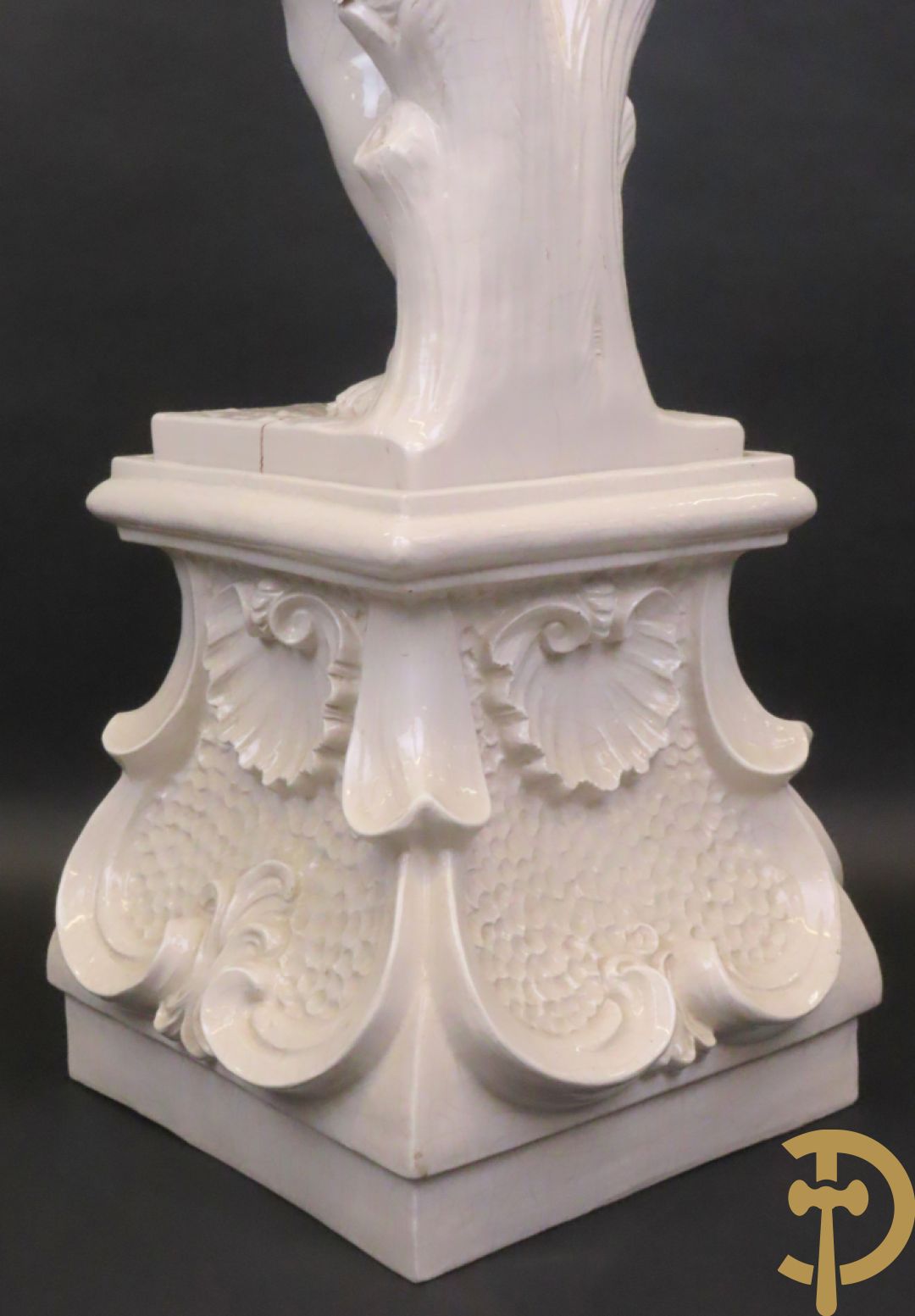 Engel met druiventrossen in Italiaanse majolica op sokkel