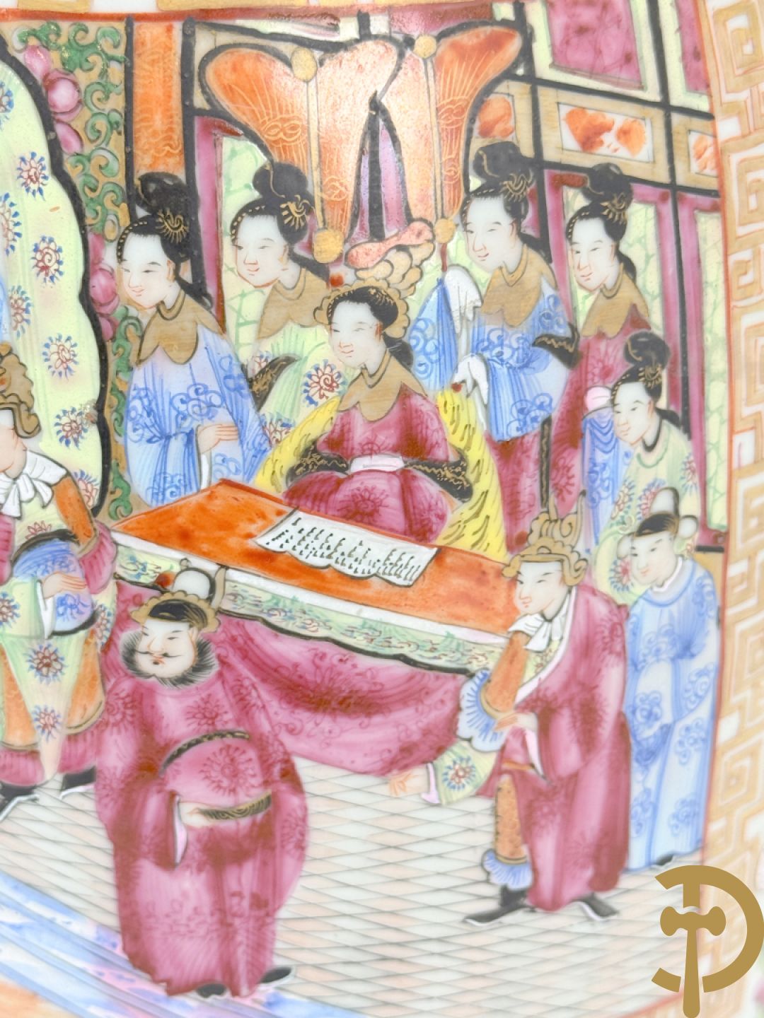 Chinese porseleinen Kanton vaas met geanimeerde hoftaferelen, natuurmotieven, fauna en floradecor