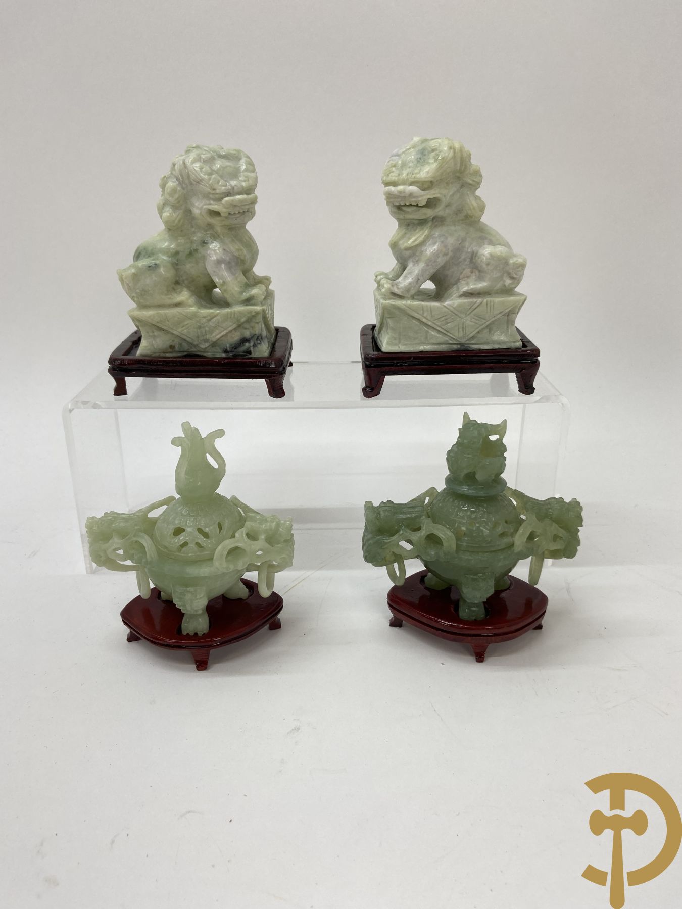 Paar kleine handgesculpteerde brule parfums in witte jade + paar fo honden in jadeiet (klein scherfje)