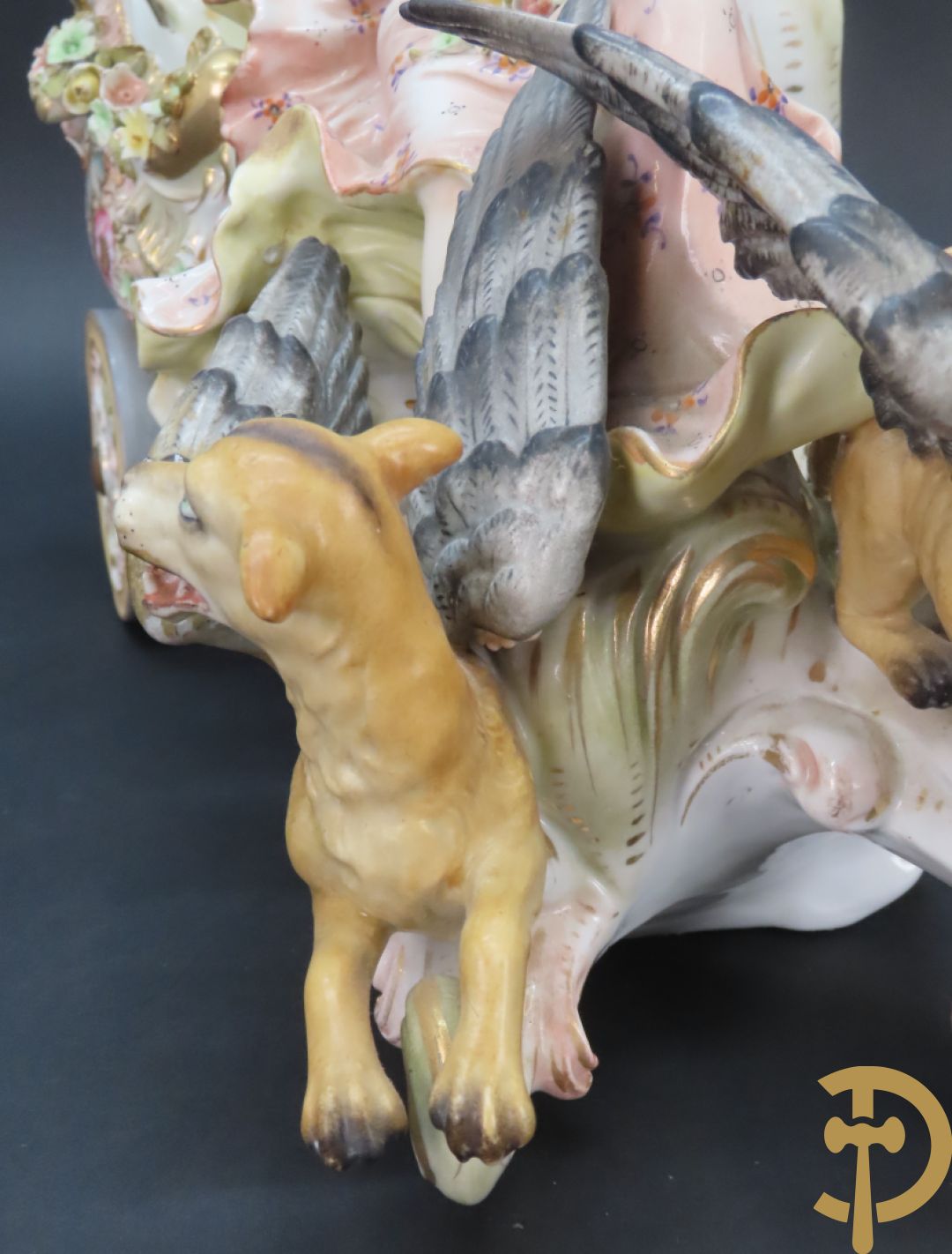 Meerkleurige porseleinen sierwagen slede met 3 dames voortgetrokken door 3 honden, onderaan gemerkt