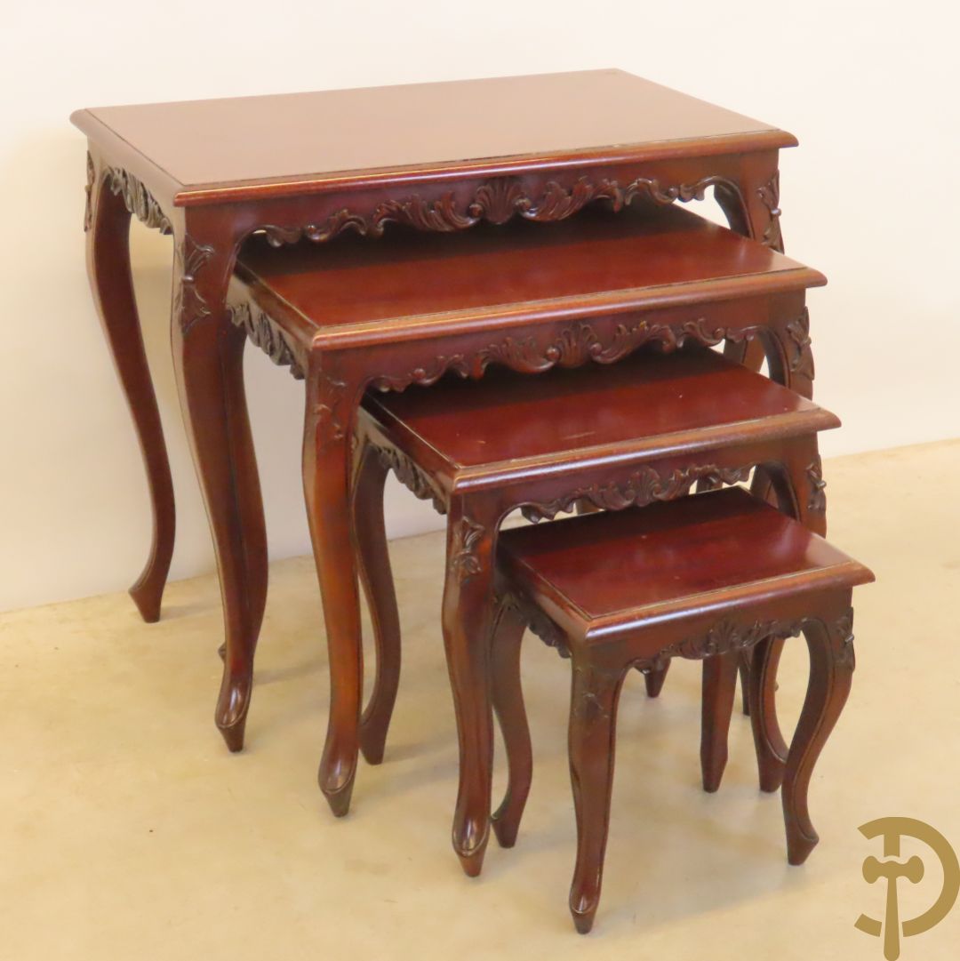 Vier inschuifbare mahoniehouten cigognetafels,  Louis XV stijl