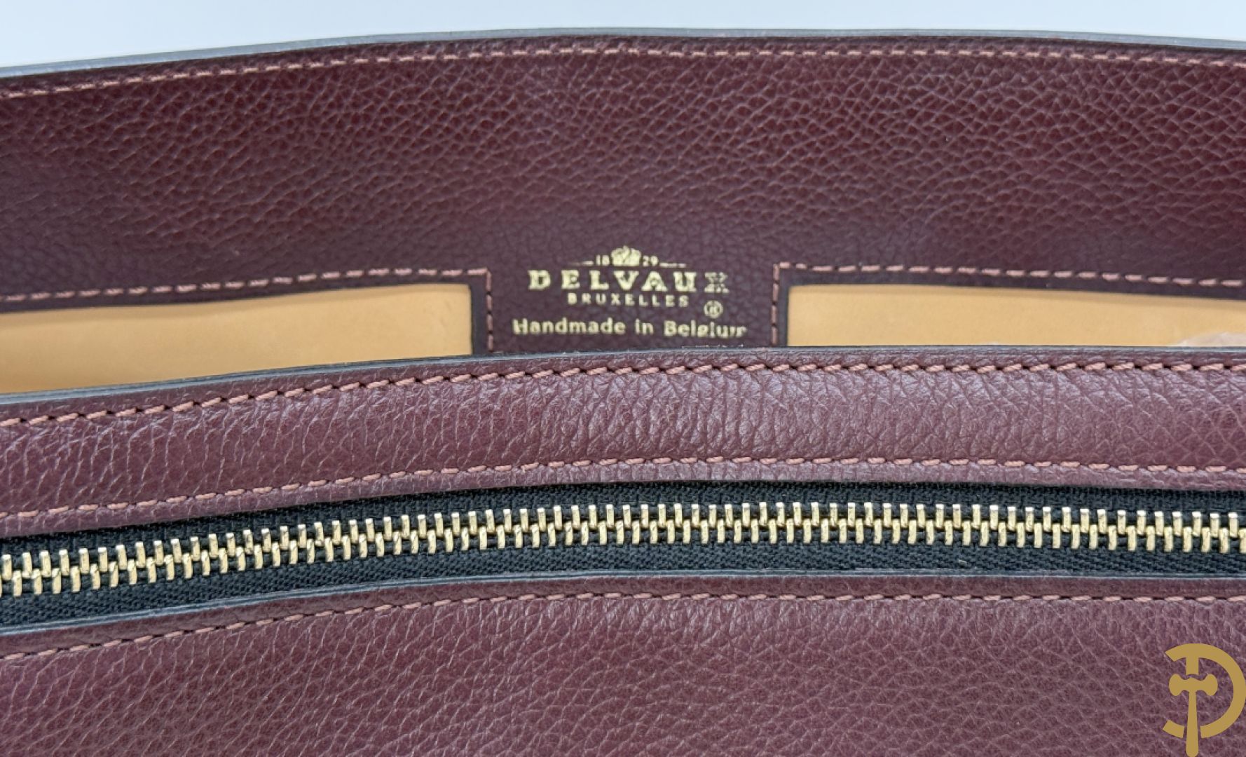 Mooi lederen auberginekleurige handtas Delvaux met bijhorende zak