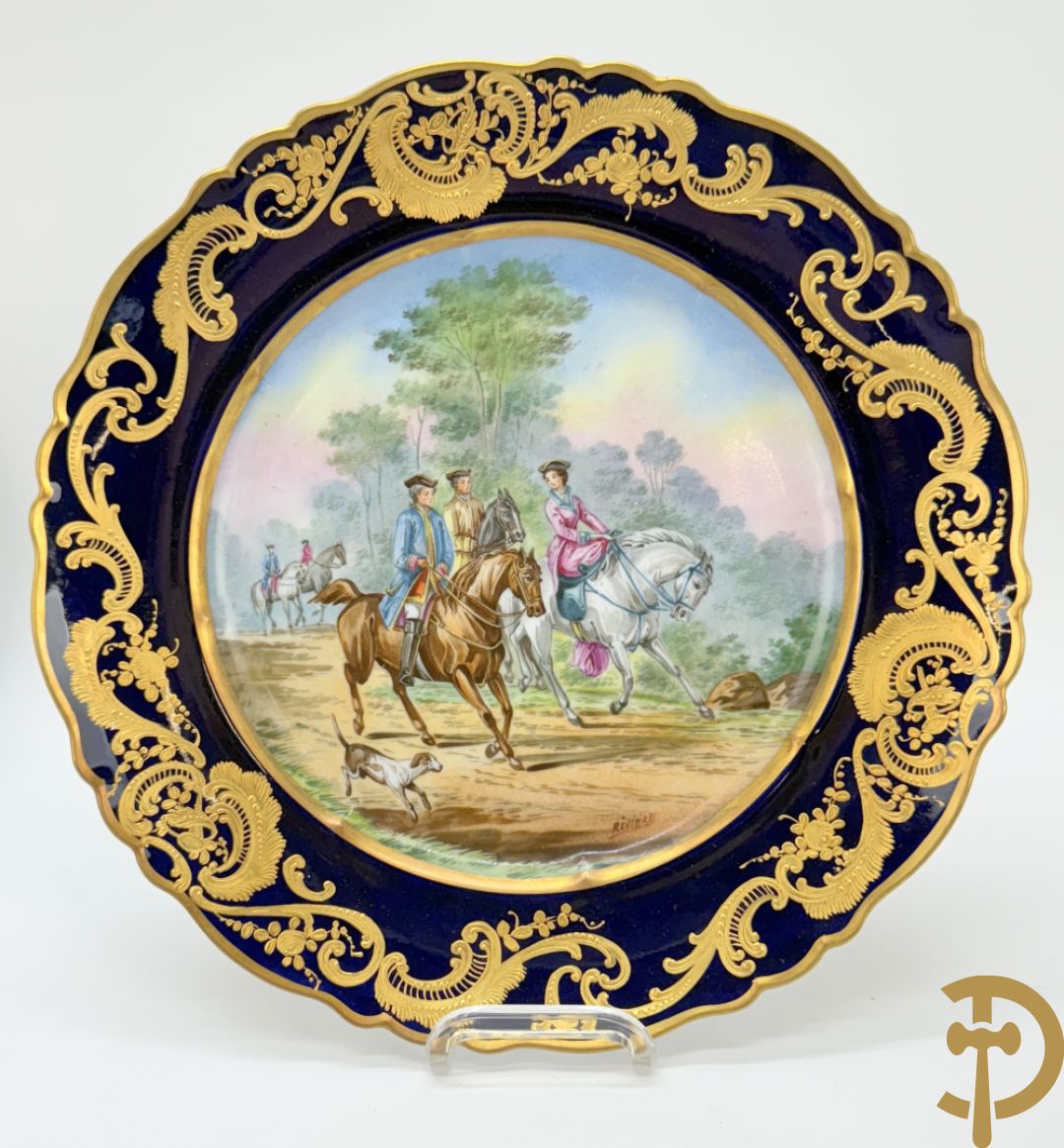 Paar porseleinen borden met ruitertafereel met vergulde omranding, getekend Rivière en Bourdier P., achteraan gemerkt met gekruiste pijlen