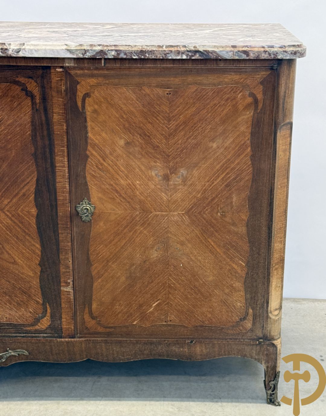 Notelaren driedeursdressoir met marmeren blad  bronzen sabots op de poten