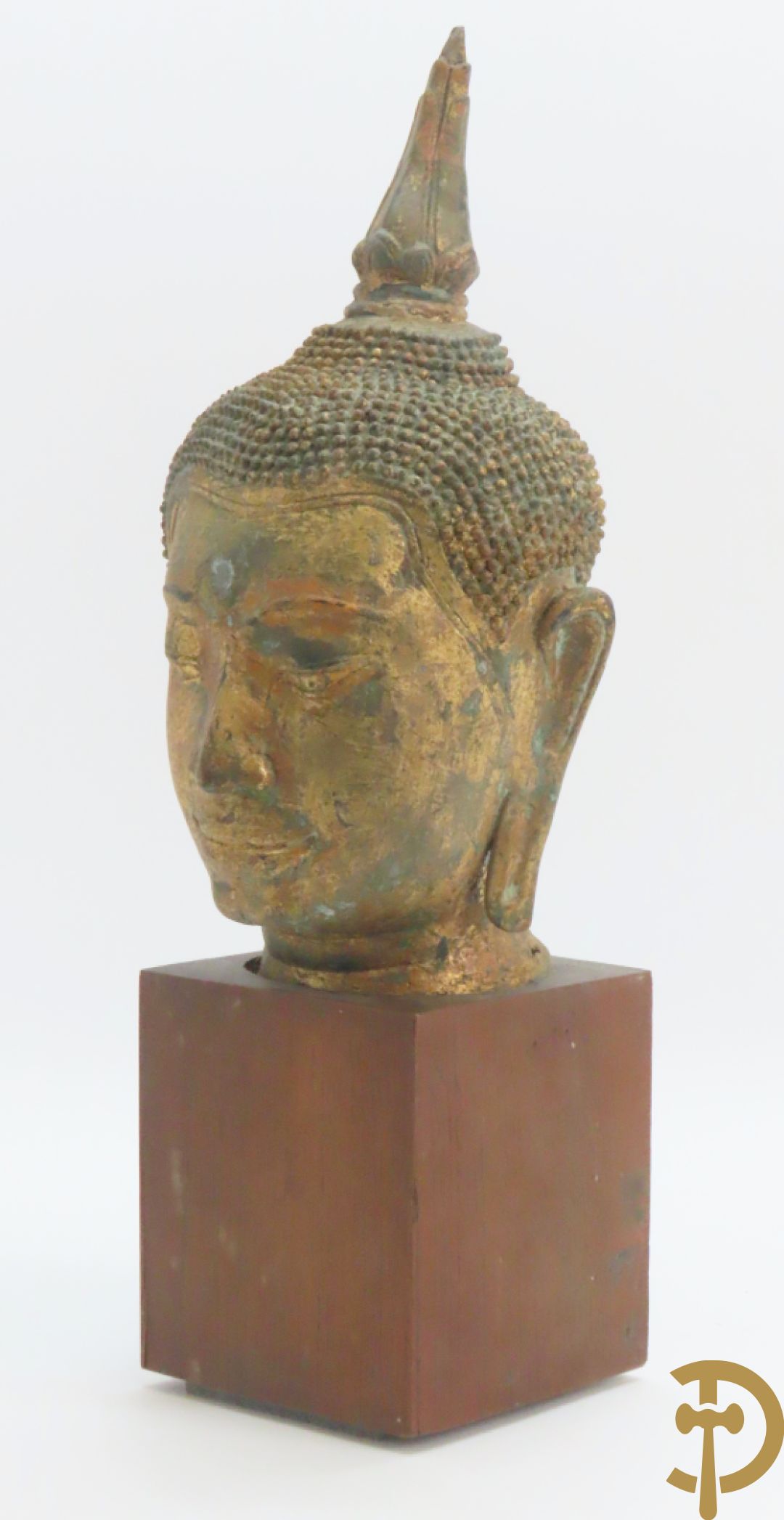 Koperen boedhahoofd op houten sokkel