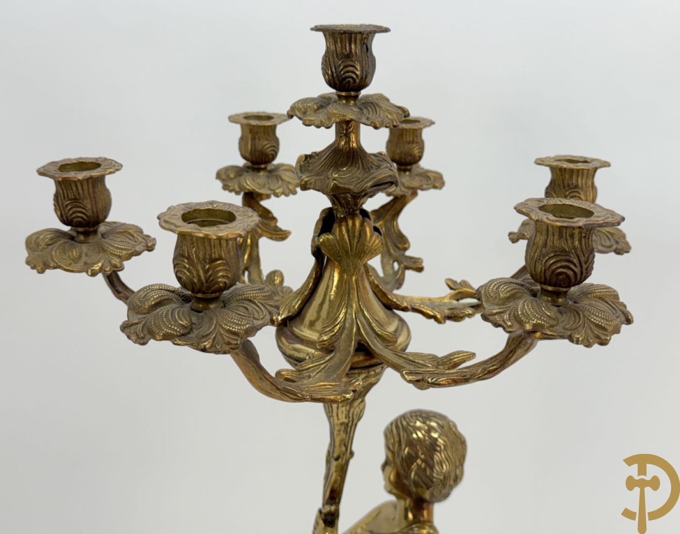 Paar koperen cassolettes bezet met ramskoppen dragende een cupido + koperen beeld van jongeman met zevenarmige kandelaar