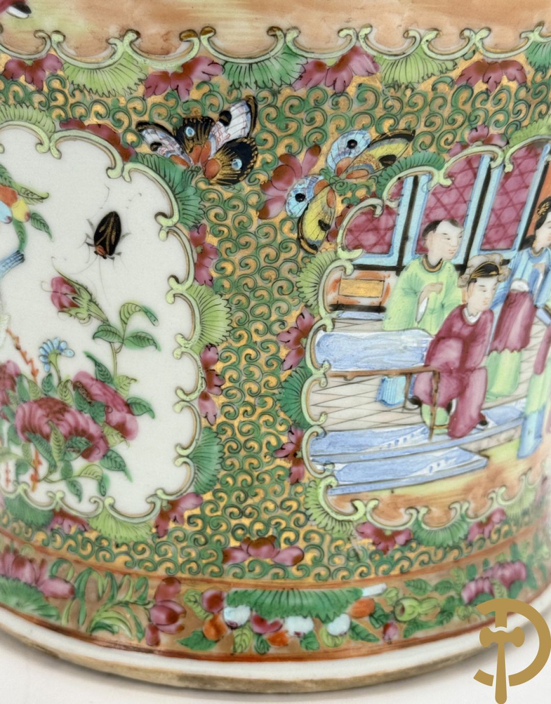 Chinese porseleinen Kantonvaas met geanimeerde taferelen, bloemen, vogel en vlinderdecor