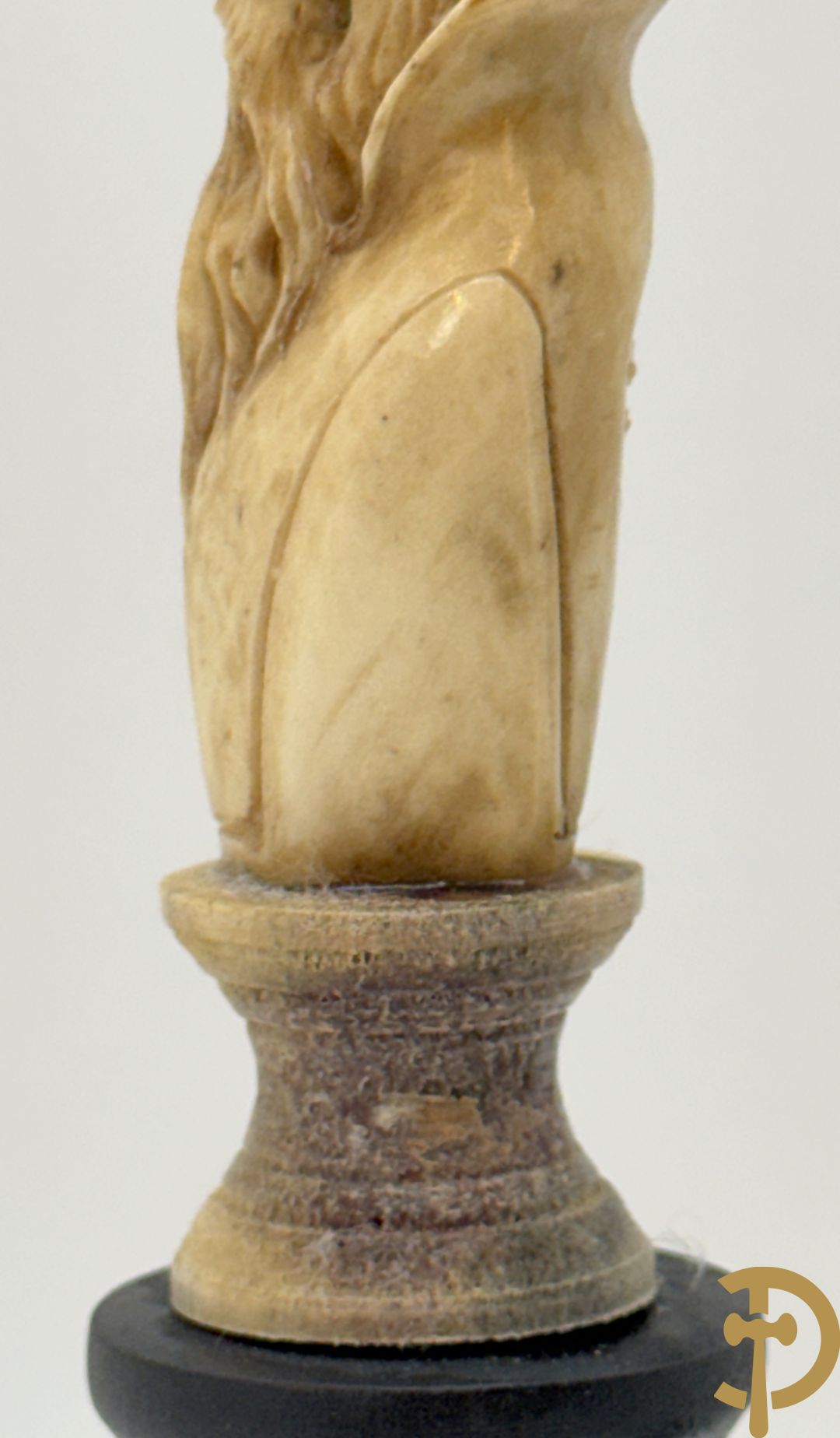 Twee handgesculpteerde hertegeweien in de vorm van een doodskop onder globe