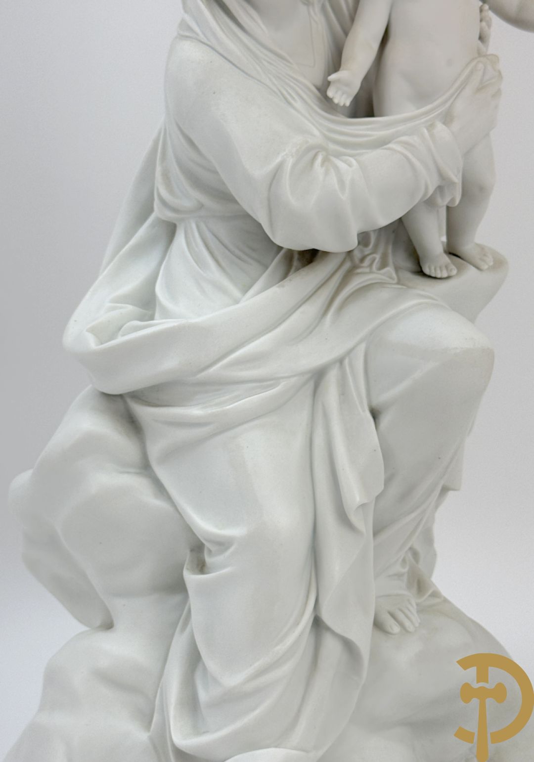 Boizet getekend, witte biscuit van Madonna met kind steunende op slang, gemerkt Sèvres, op vergulde sokkel