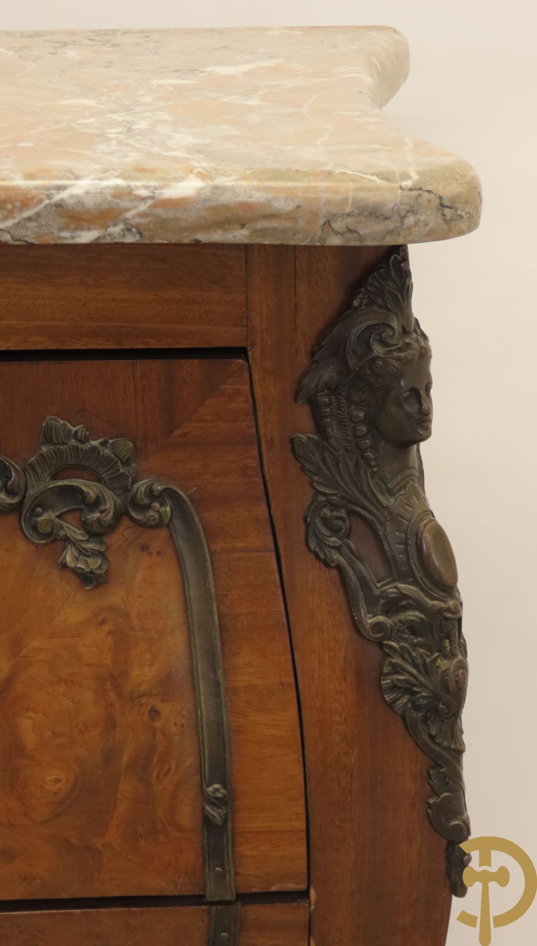 Wortelnotehouten gegalbeerde tweeladencommode met bronzen accanthusranken op lades, bronzen trekkers en dameshoofden opzij