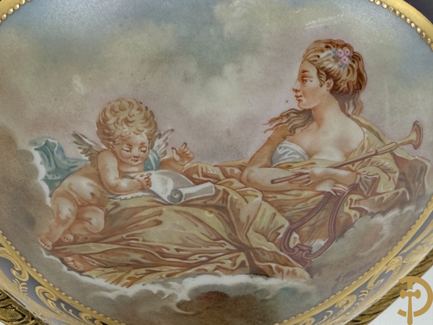 Paar porseleinen Sèvres cassolettes met handbeschilderd romantisch decor op blauwe fond, zijdelings met bronzen zwanen, Chateaux de Sceaux  gemerkt onderaan, Missant J. getekend