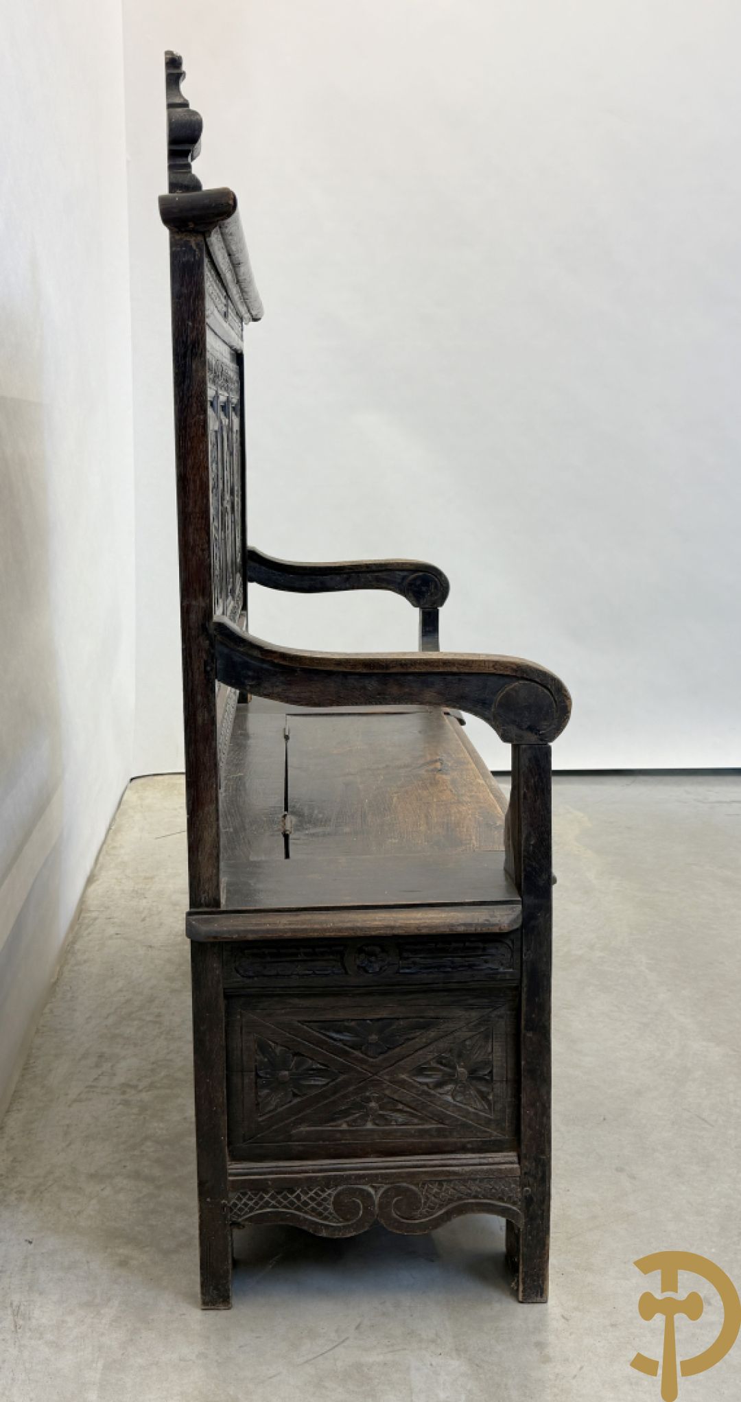 Massief eiken Engelse hall bank met gesculpteerde motieven