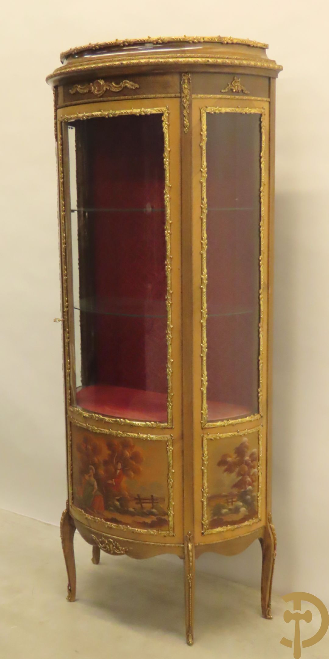 Gebogen notelaren vitrine met bronsbeslag en geanimeerd romantisch tafereel onderaan