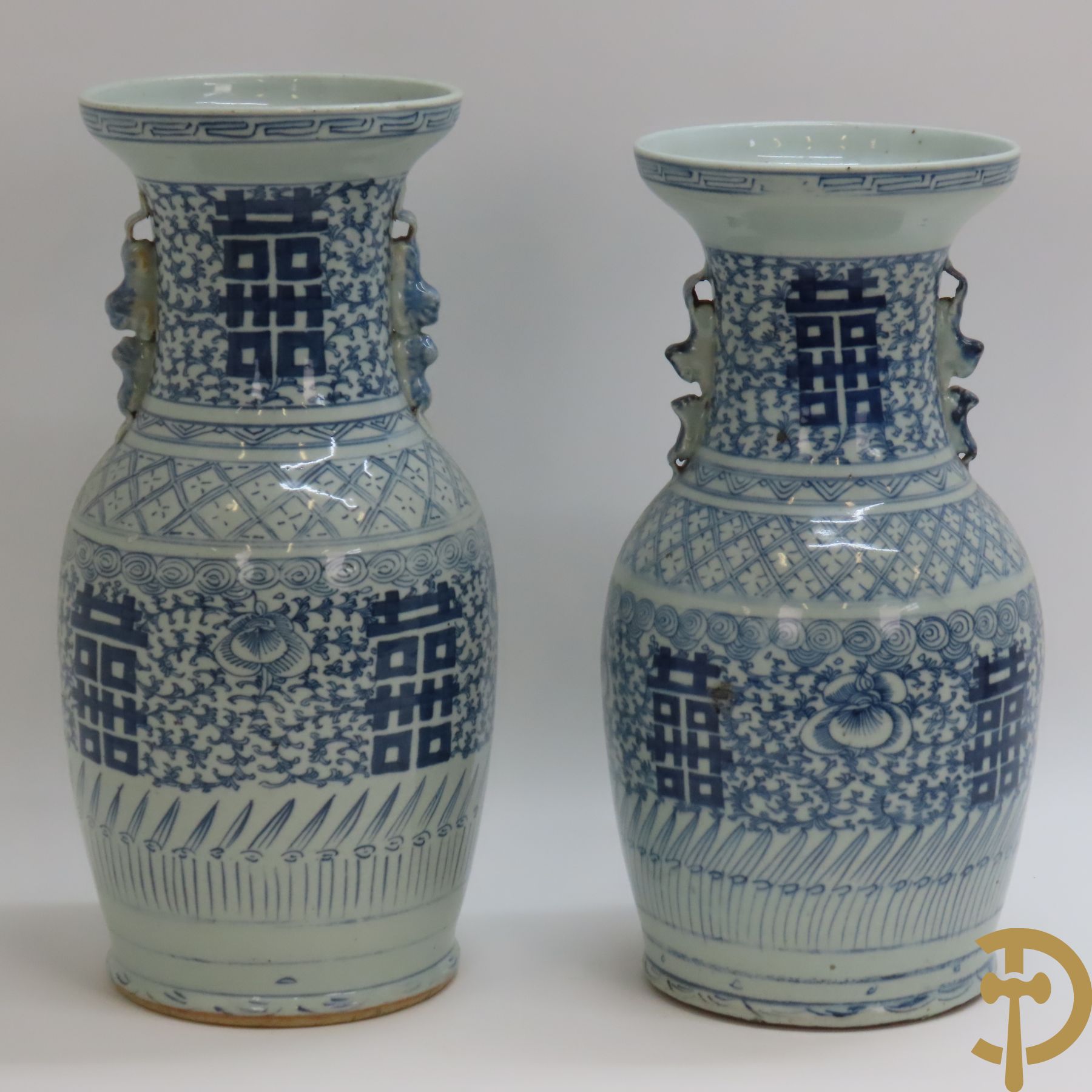 Twee Chinese porseleinen vazen met blauw/wit decor en Chinese tekens