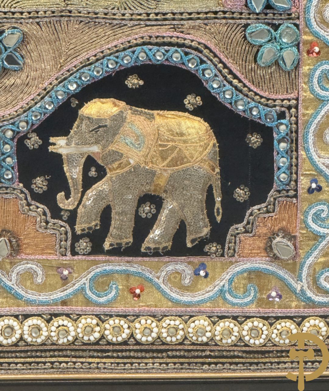 Groot Thais handgemaakt tafereel met boedhistische figuren en paradijsvogel