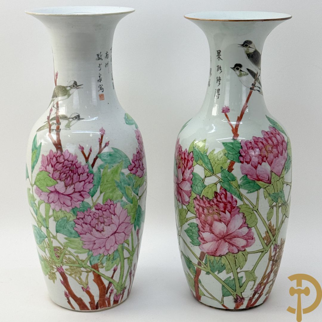 Paar Chinese porseleinen vazen met bloemen- en vogeldecor, achteraan getekend