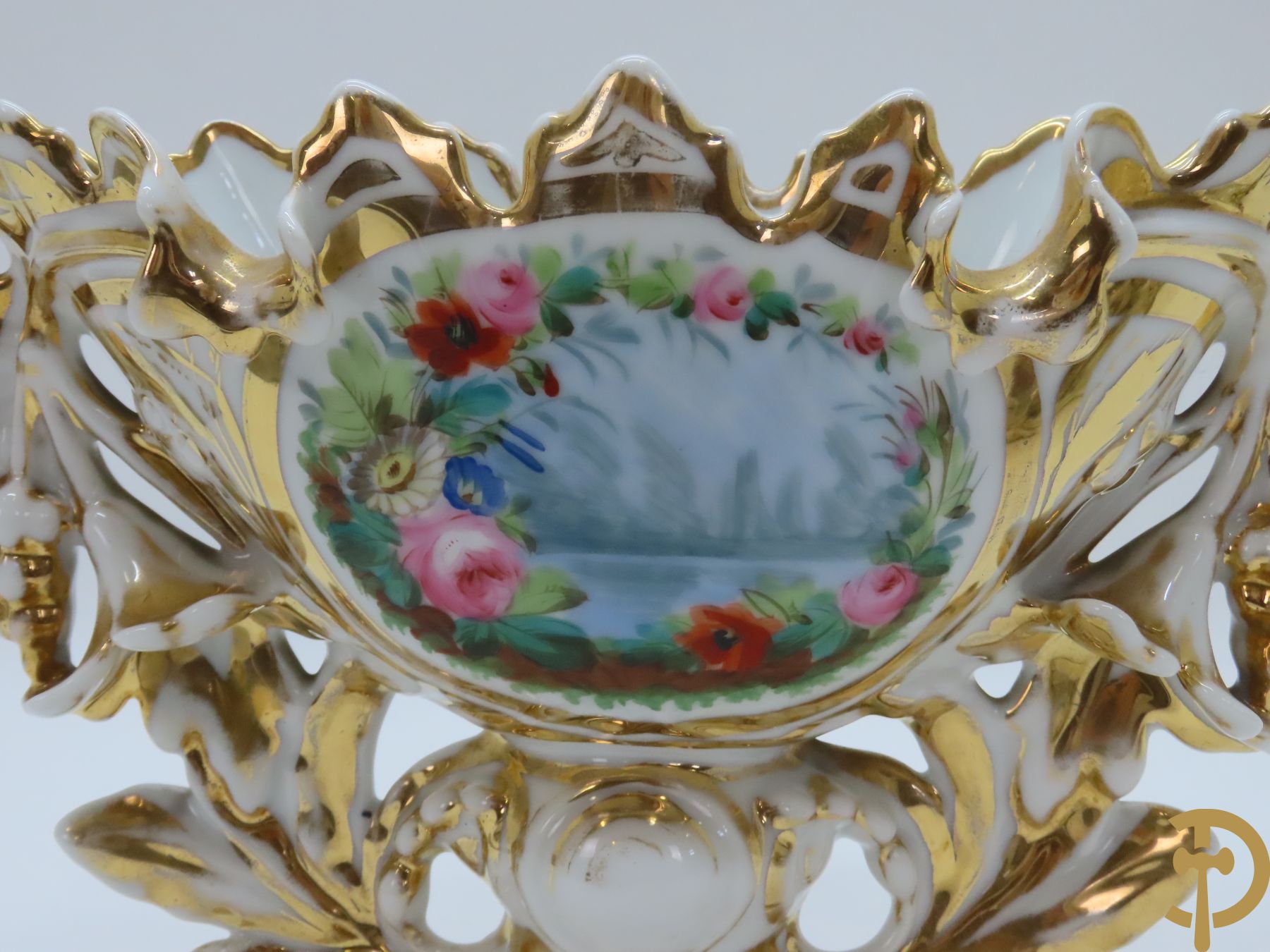 Porseleinen Franse cornetvaas geajoureerd met bloemenmotief, Vieux Paris + Vieux Paris coupe + porseleinen coupe met bloemenmotieven bezet