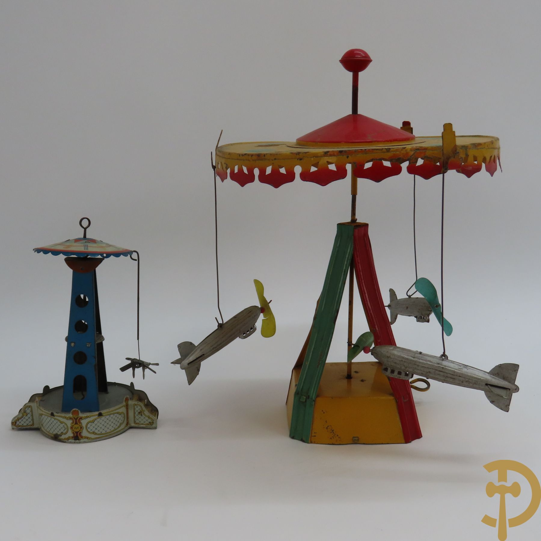 Blikken speelgoed draaimolen met 3 zeppelins, Wilhelm Krauss en draaimolen met 2 vliegertjes, WK