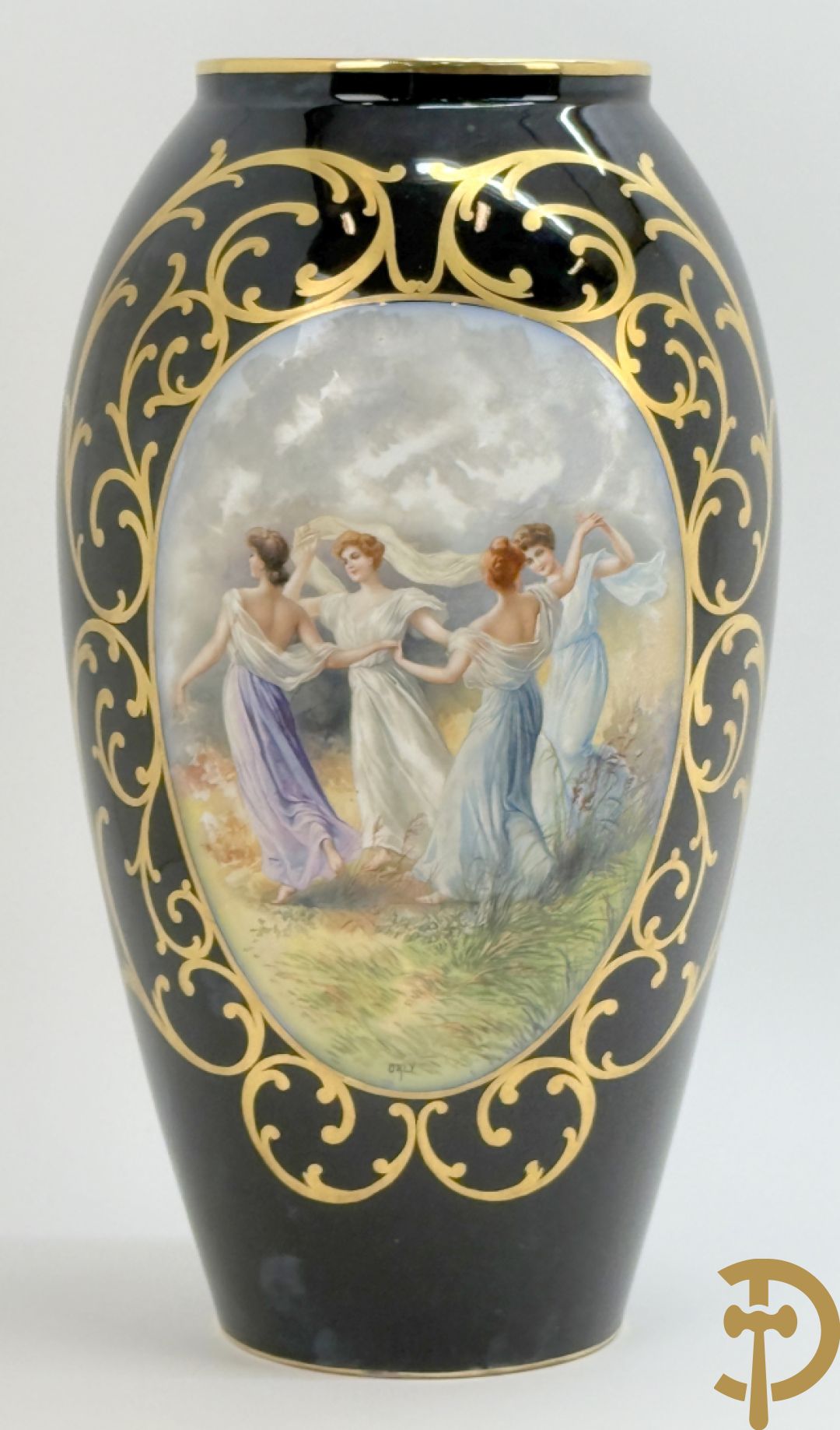 Porseleinen siervaas met idyllisch landschap met 4 dansende dames op blauwe fond, gemerkt Orly