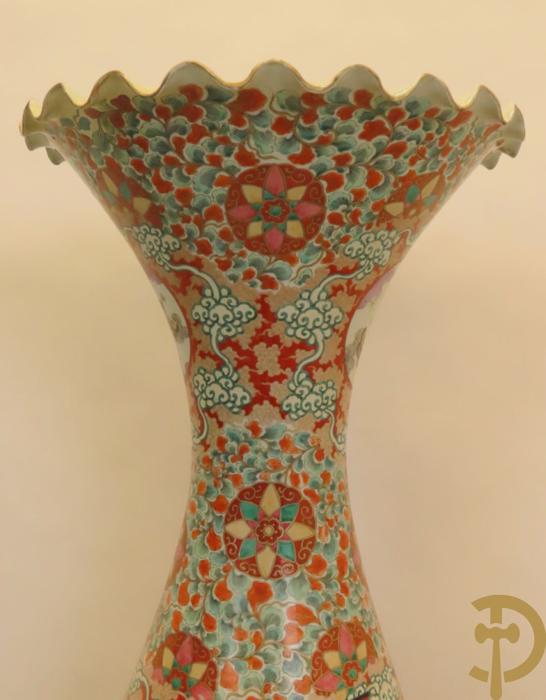 Japanse porseleinen waaiervaas met decor van geisha en krijger, bovenaan met florale motieven