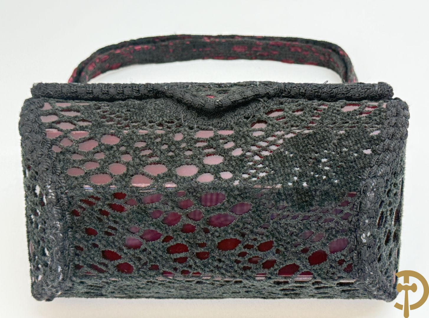 Pièce unique handtas van Wim Godderis met zwart haakwerk