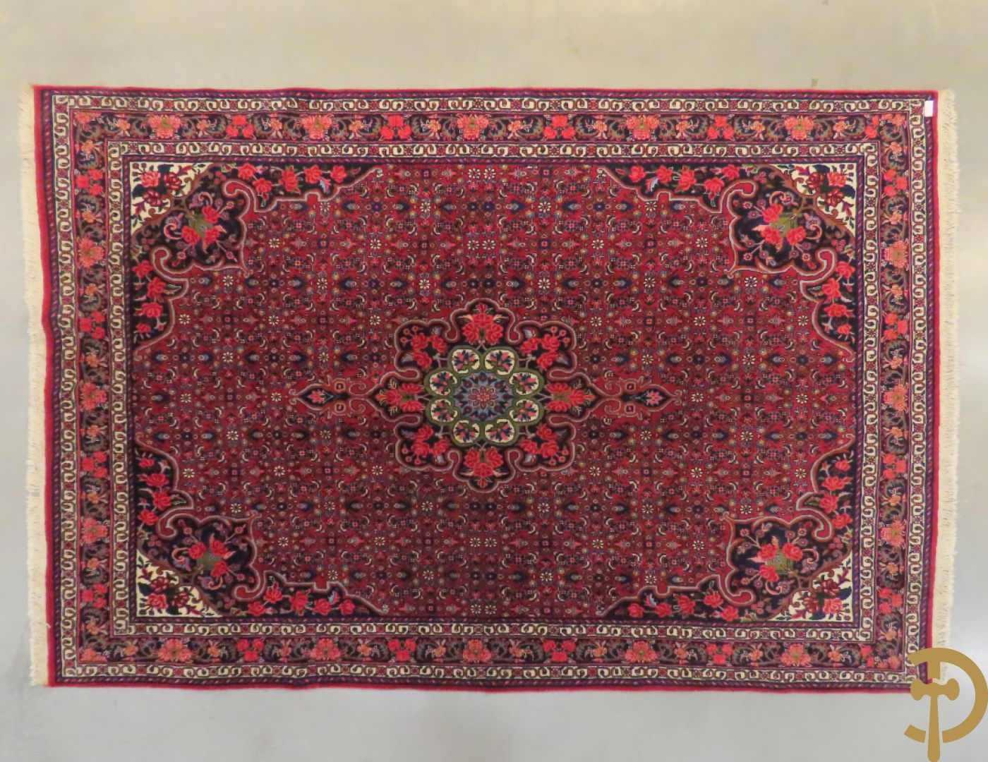 Oosters handgeknoopt tapijt met bloemenpatronen op rode fond