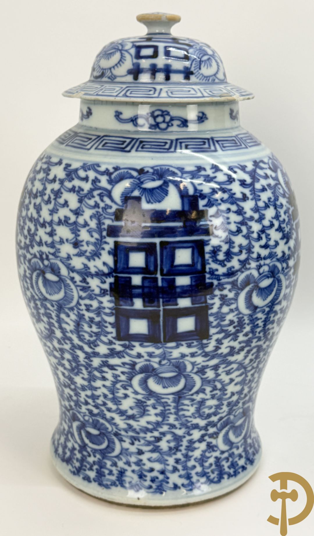 Paar blauw/witte Chinese porseleinen dekselpotiches met bloemen en Chinese tekens