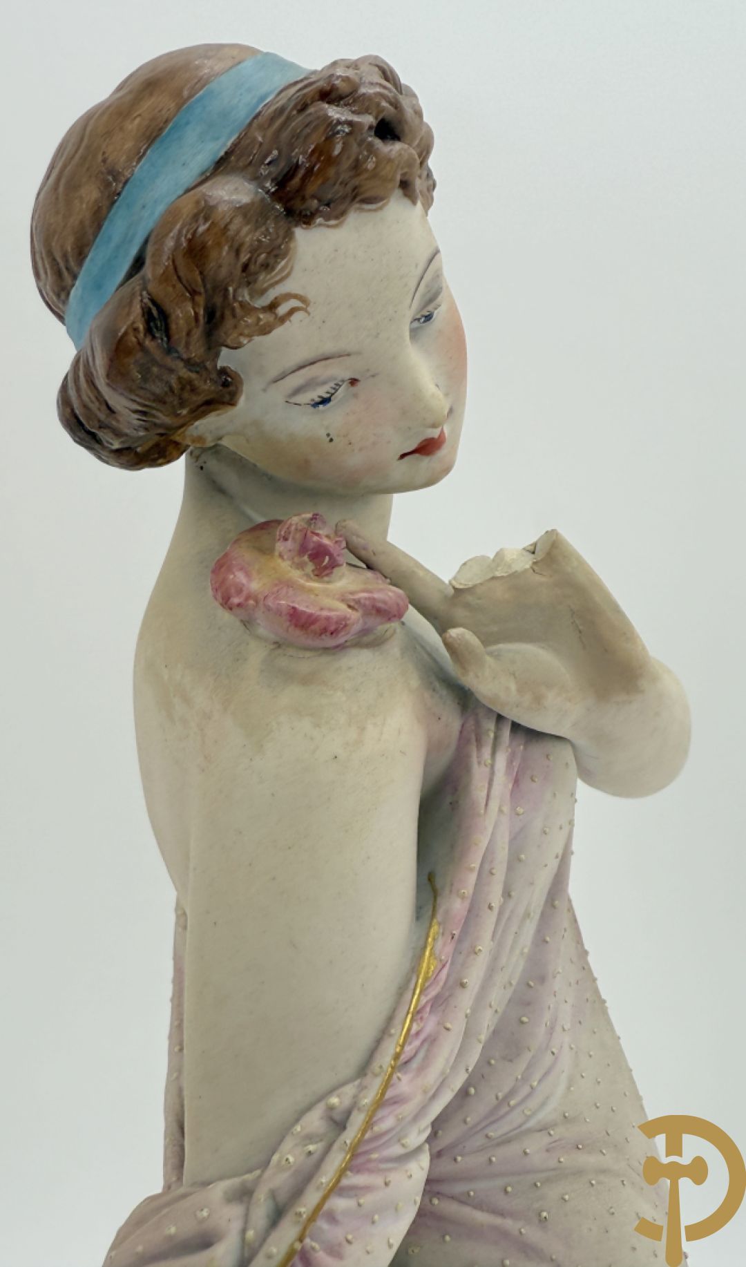 Paar Franse biscuits van elegante dame met hond en dame met bloemen op schouder