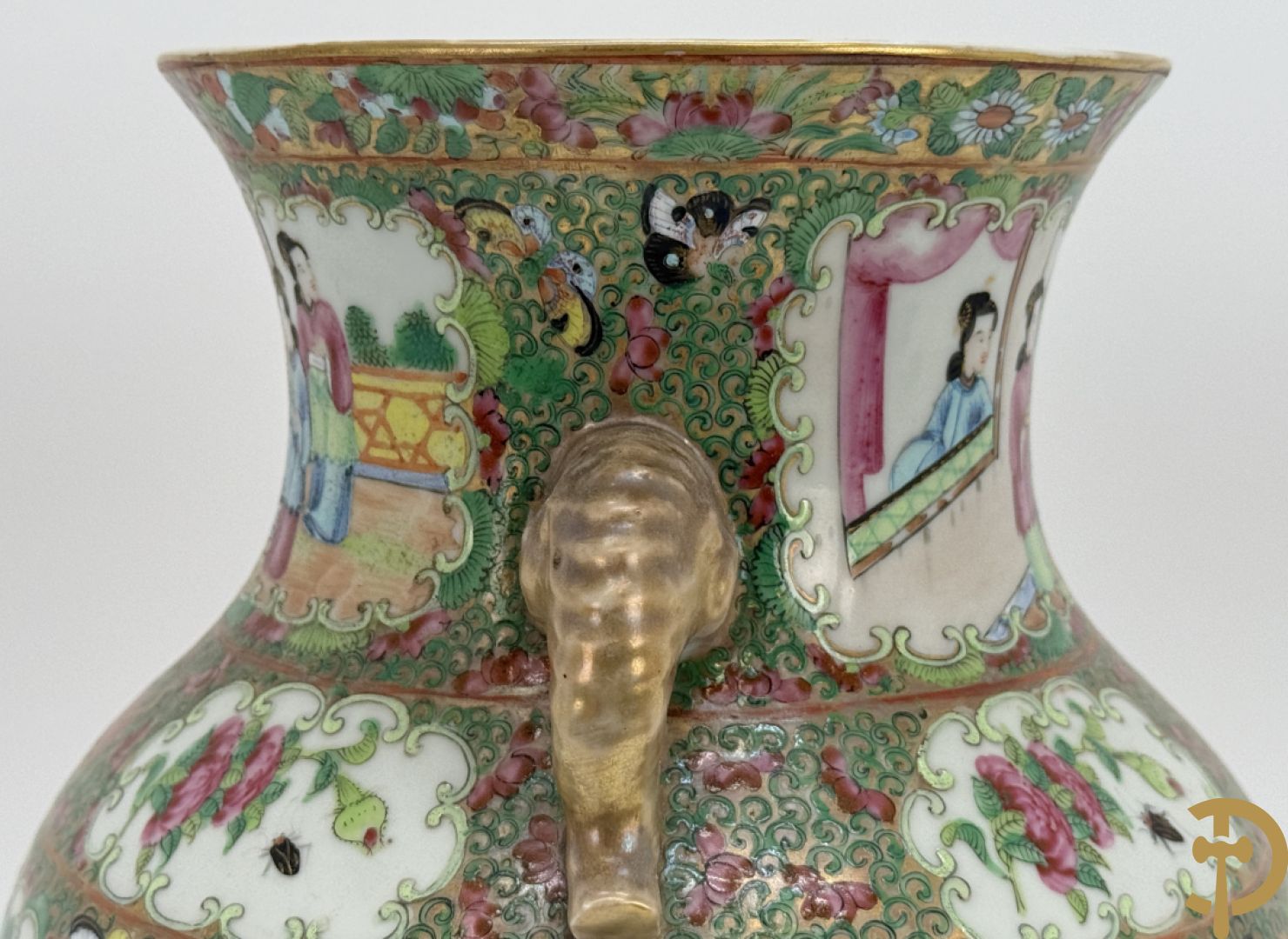 Chinese porseleinen Kantonvaas met geanimeerde taferelen, bloemen, vogel en vlinderdecor