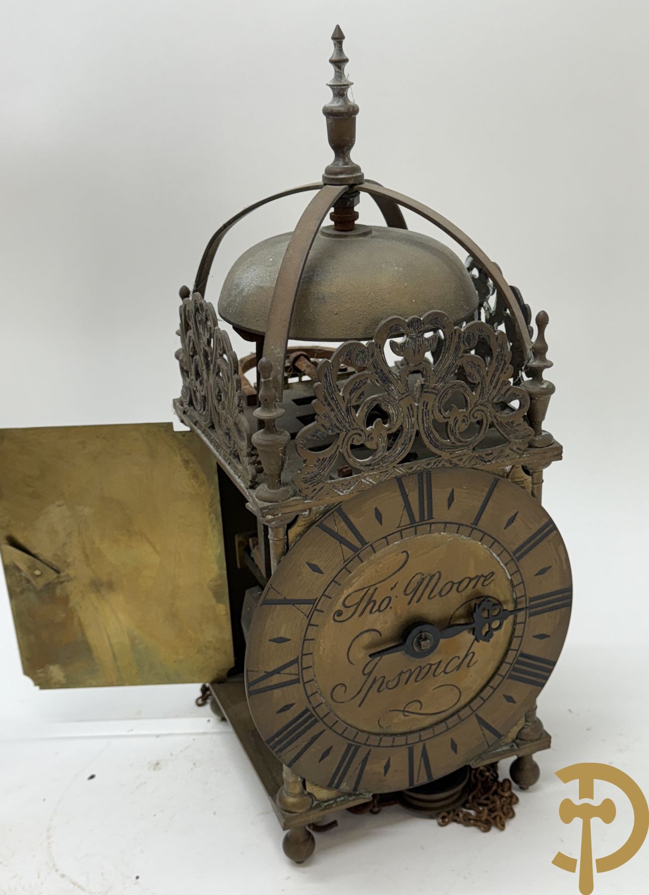 Twee koperen lantaarnklokken, gemerkt Tho Moore Ipswich waarvan 1 met bijhorende slinger en gewicht en de andere zonder