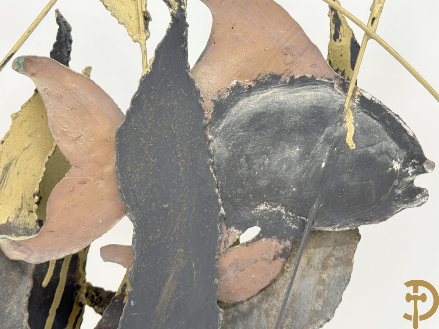 Smeedijzeren decoratief basrelief met keramieken vissen