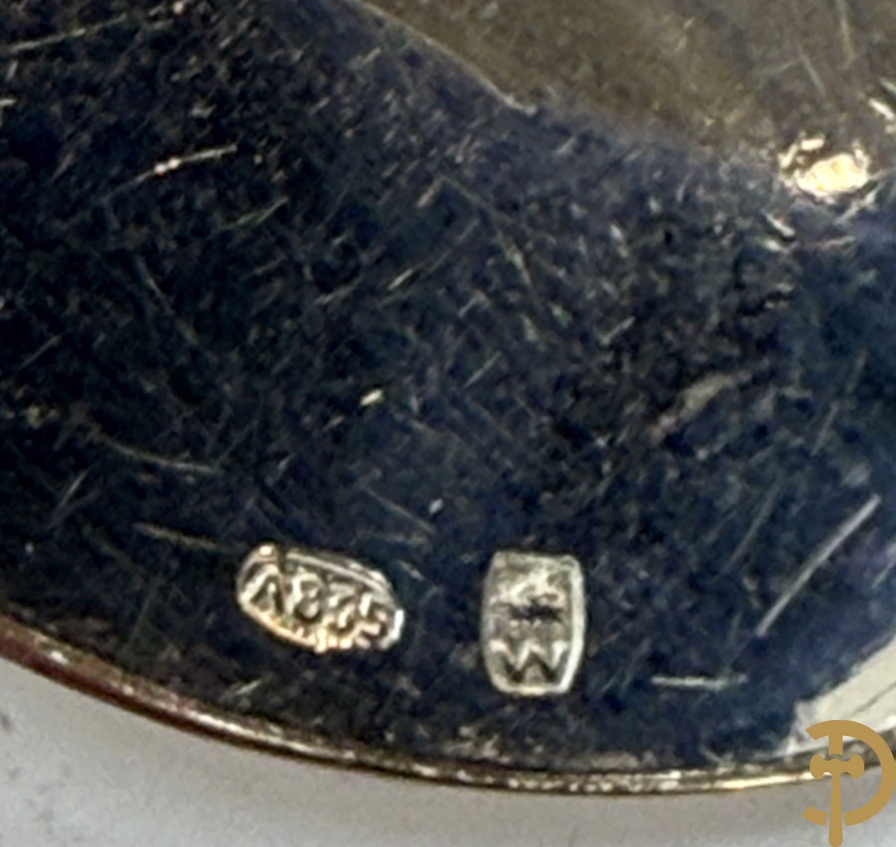 Massief zilveren bestek Wolfers bestaande uit 12 vorken (979 gram), 12 lepels (1028 gram), 11 messen, 12 visvorken (553 gram), 12 vismessen (690 gram), 12 dessertmessen, 10 koffielepels (296 gram), 12 ijslepels (369 gram), 3 botermesjes en scheplepeltje (165 gram), 5  grote stukken (samen 557 gram) waarvan slacouvert, 2 taartscheppen en wildvork + sauslepel met zelfde decor maar Metal Blanc