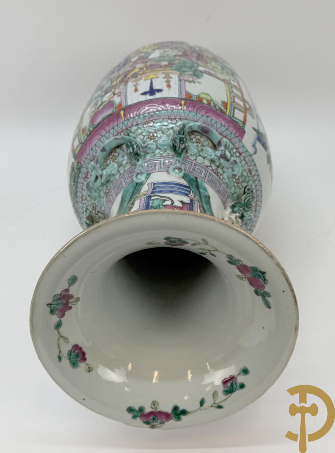 Chinese porseleinen vaas met dubbel decor van geanimeerd interieurzicht en mannen op paarden