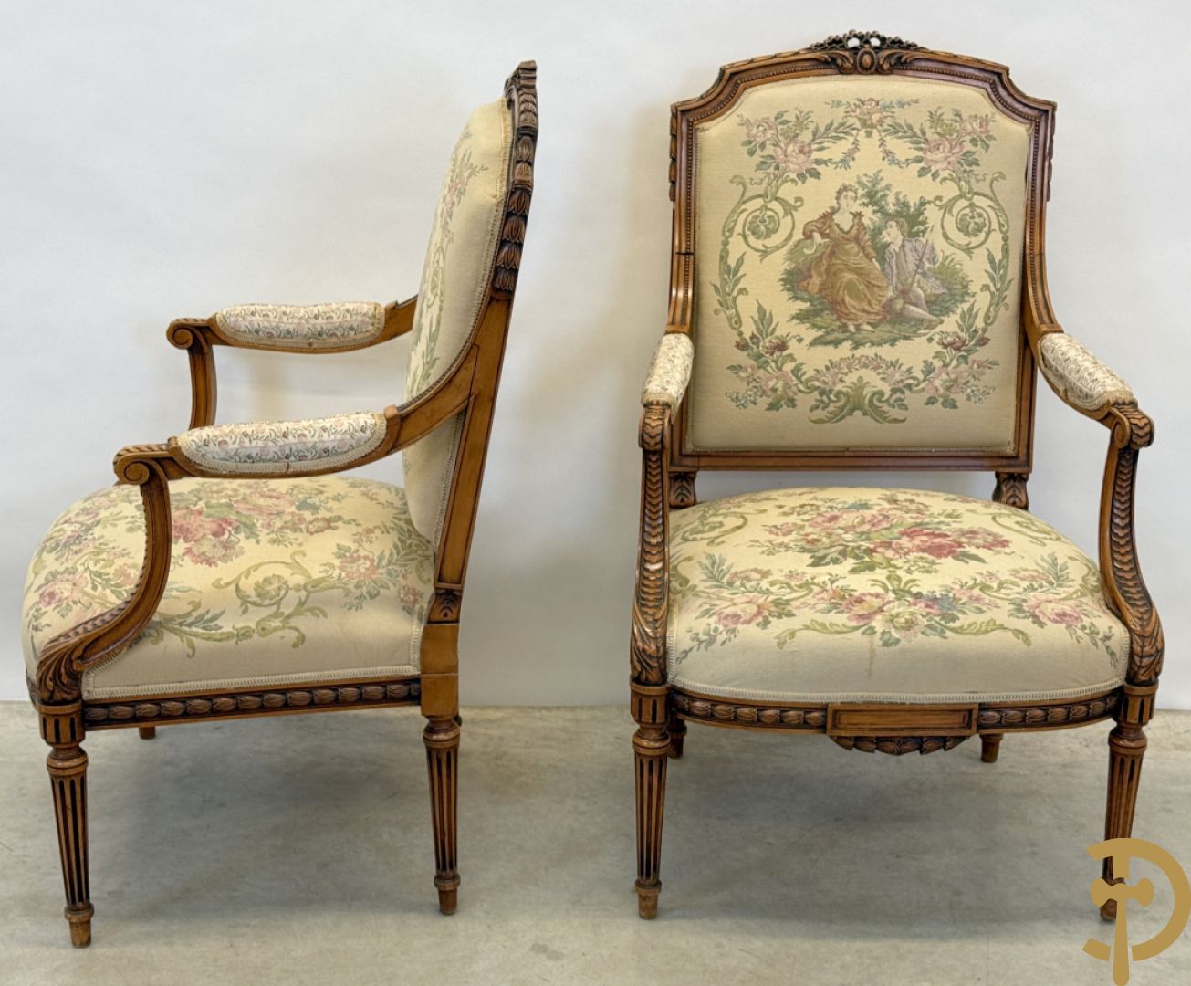 Vijfdelig notelaren Louis XVI salonensemble bestaande uit canapé, 2 armzetels en 2 stoelen