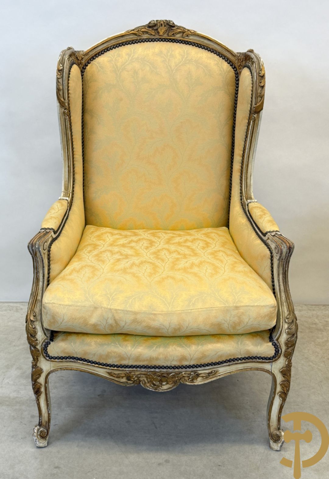 Paar Louis XV bergères met wangen, gesculpteerde accanthusranken en bloemenmotieven