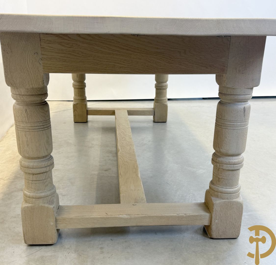 Eiken geceruseerde lange tafel met zijdelingse cannelures op ballusterpoten