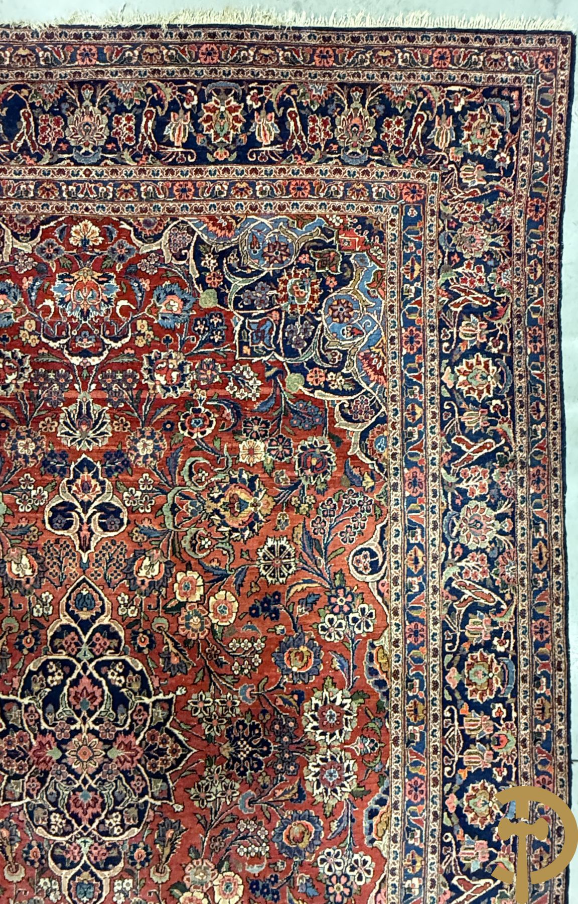 Oosters handgeknoopt tapijt met bloemenmotieven op rode fond