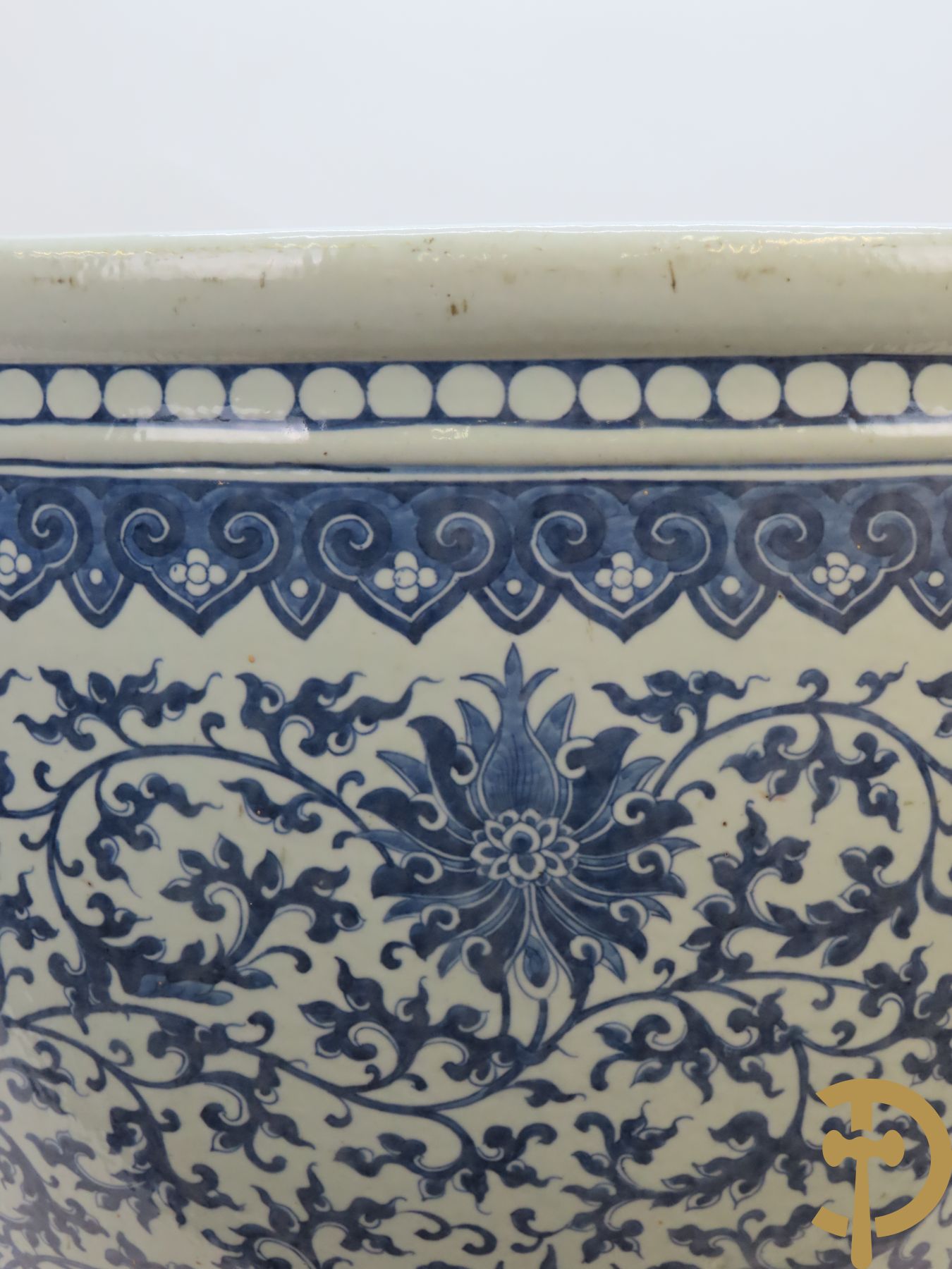 Chinese porseleinen blauw - witte viskom of grote cachepot met lotusslingers, Qian Long 19e