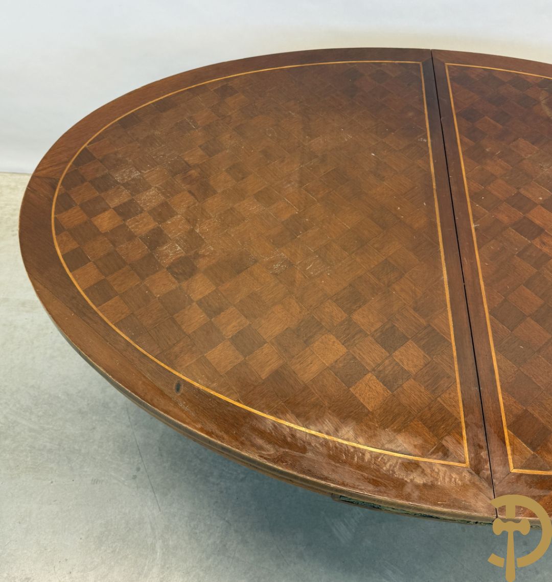 Ovale geparketteerde notelaren tafel bezet met bronzen ornamenten, Art deco Decoene