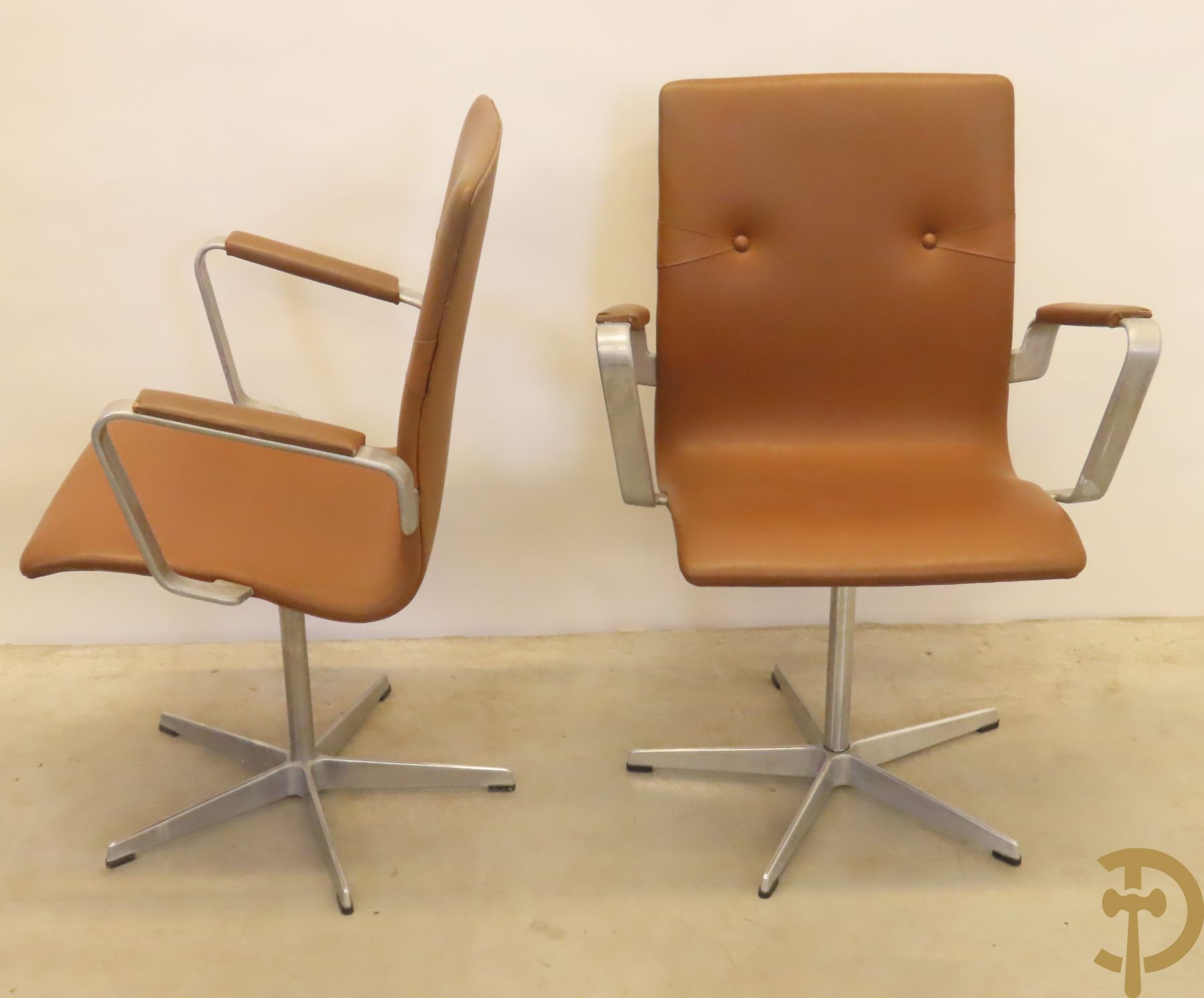 Paar vintage design armstoelen en 3 stoelen 