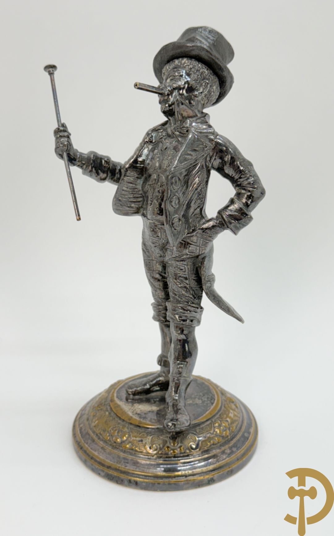 Ongetekend verzilverd metalen beeldje van circusdirecteur met afneembare hoed