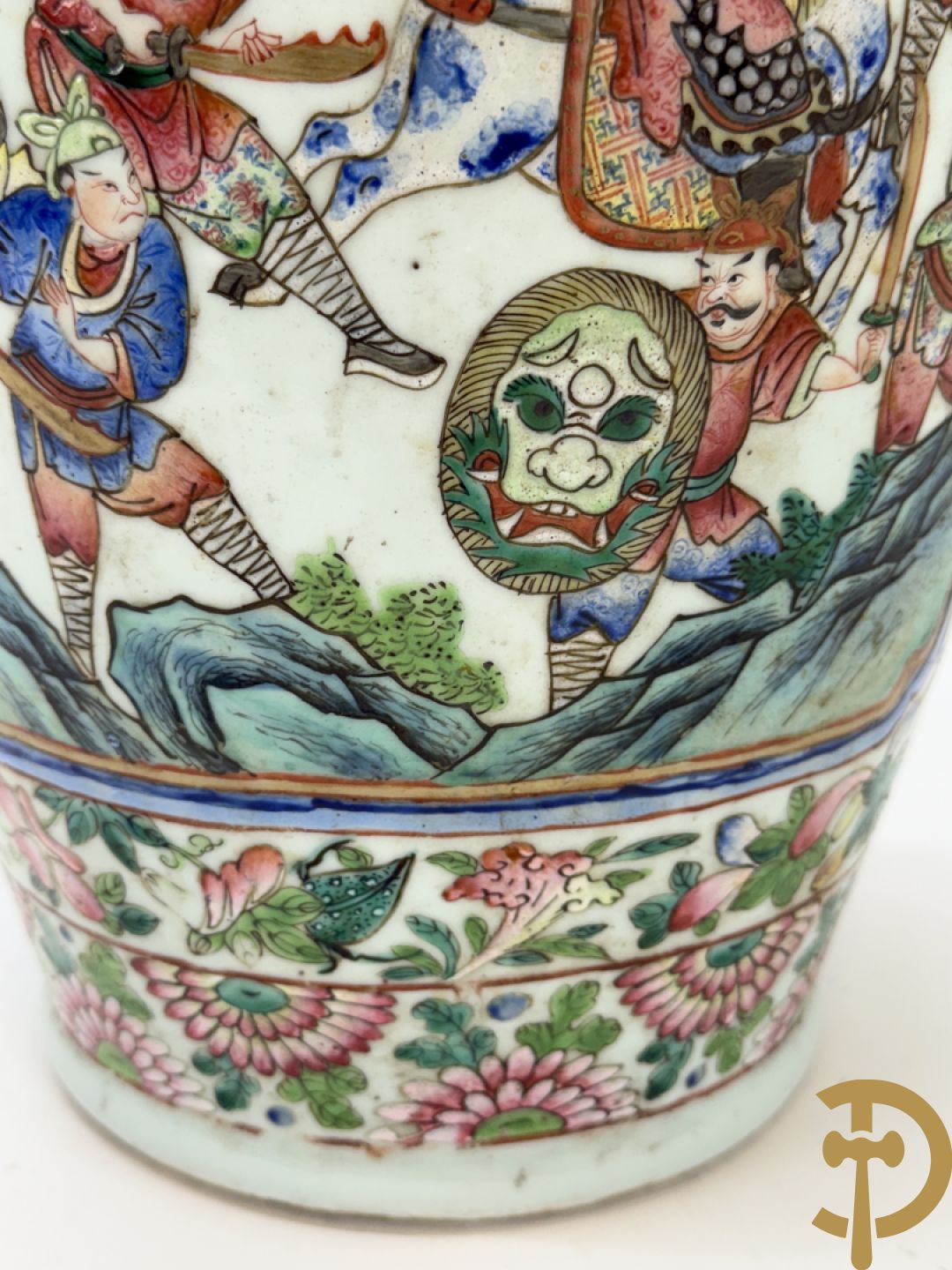 Chinese porseleinen vaas met geanimeerd krijgerdecor en vogeltaferelen