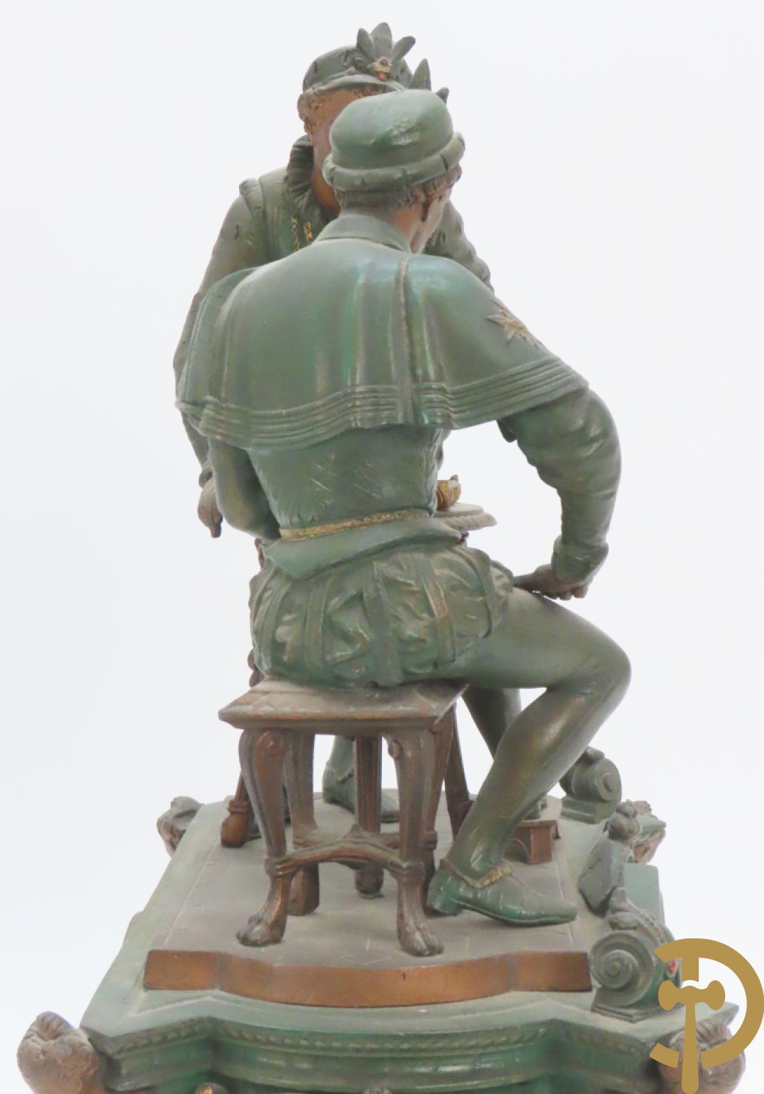 Driedelige kunstbronzen garnituur bestaande uit pendule met paar schakende edelheren, bezet met kariatiden - geflankeerd door paar driearmige kandelaars gehouden door 2 edelheren