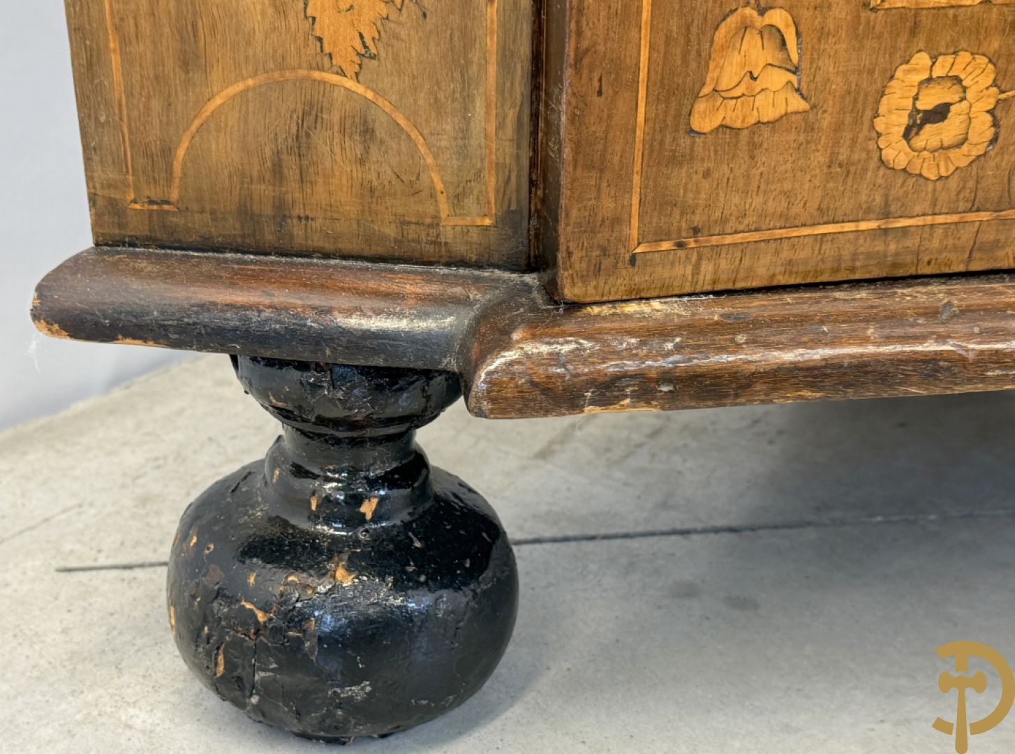 Hollandse ééndeurs hoekkast met gemarketteerd bovenblad met bloemenmotieven- deur met amfoor,  bloemen en bovenaan met papegaai