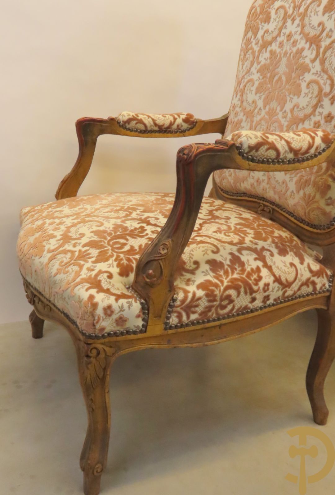 Vijfdelig verguld Louis XV salonensemble bestaande uit canapé en 4 fauteuils - met mooie accanthusranken en bloemensculptuur