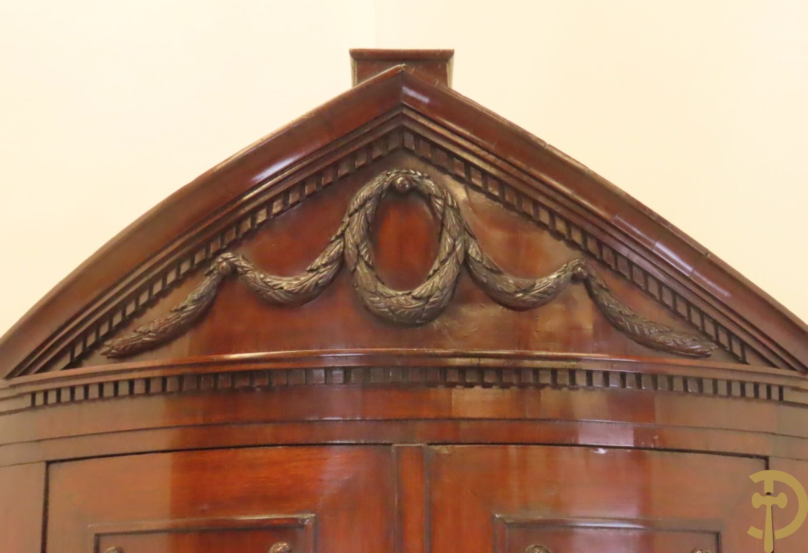 Mahoniehouten hoekkast met gebogen deuren - bovenaan met fronton en Louis XVI motieven, laat 18e