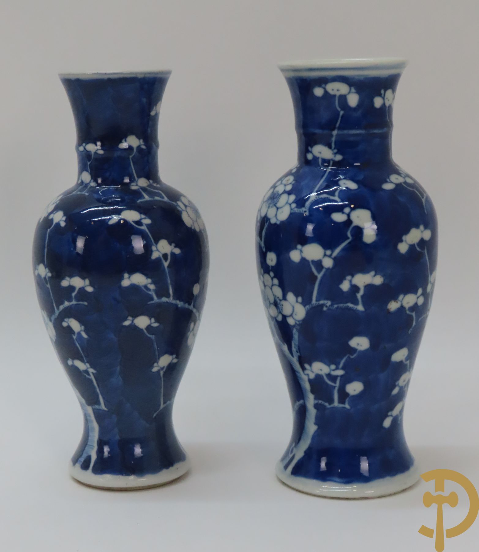 Chinees porseleinen blauw/wit vaasje met wijsgeren in landschap + 2 porseleinen blauw/wit vaasjes met bloemendecor, onderaan gemerkt